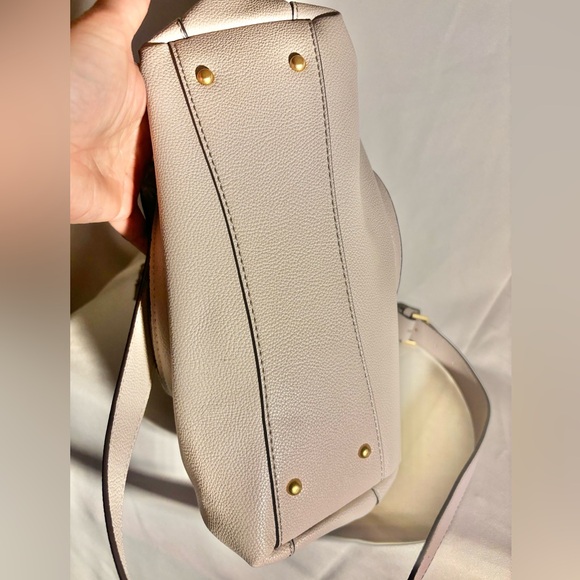 Guess cross body purse. - Picture 7 of 9